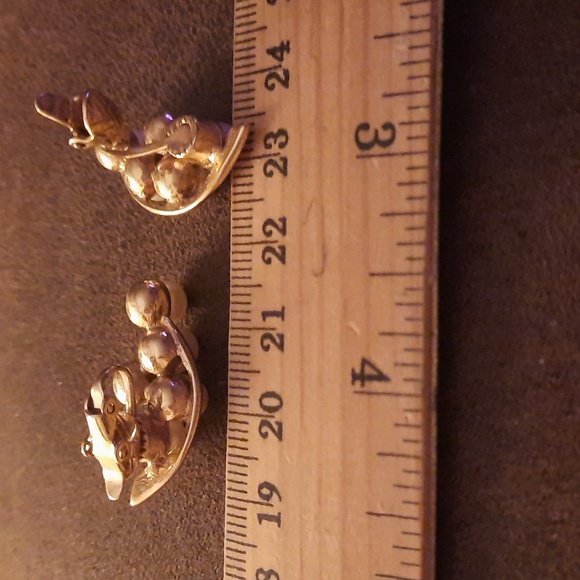 Vintage faux pearl and goldtone clip-on earrings - Picture 5 of 7